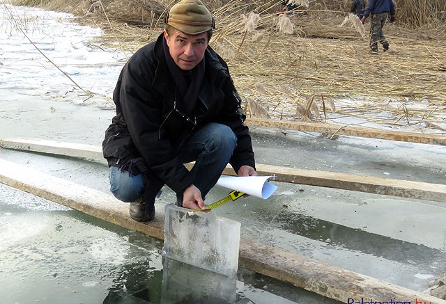 Pandúr Ferenc, az alsóörsi település üzemeltetési szervezet vezetője hét centiméter vastagságot mért a kiemelt jégdarabon.