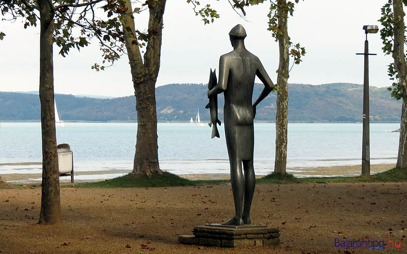 Balatonföldvár - a Halászfiú szobra, Bors István alkotása - a Fesztivál téren, a bicikliút mellett
