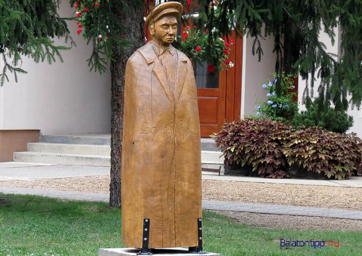 Balatonfenyves - A sapkás - Bakay Árpád szobra, Buzsáki István alkotása - az önkormányzati hivatal előtt