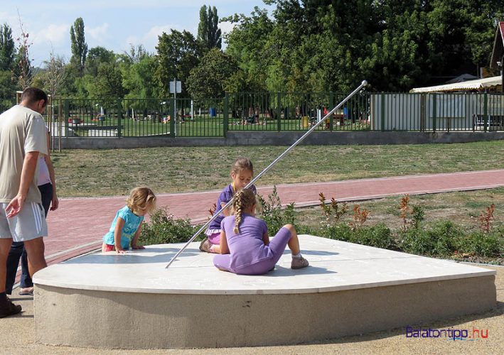 Balatonkenese - Napóra a Vak Bottyán strand mellett a Parti sétányon - a hivatalos bicikliúttól 50 méterre - de akár szép alternatív útvonal is lehet