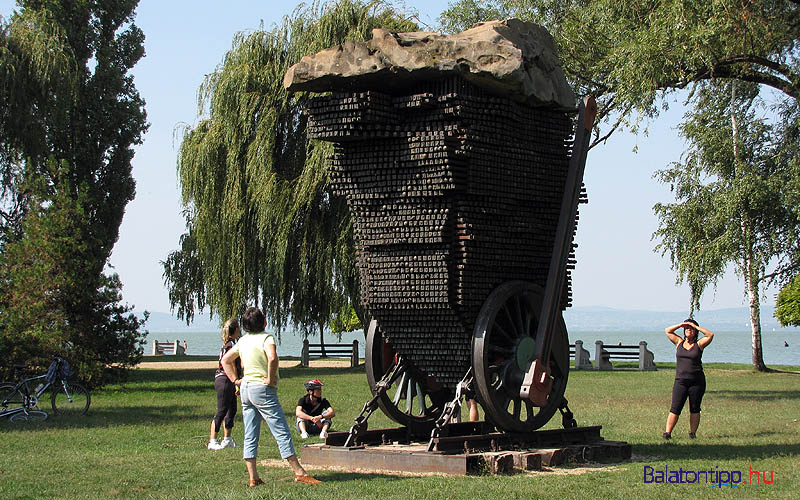 Balatonszárszó - József Attila emlékmű a központi parkban, Ortutay Tamás alkotása - a Balaton-parton
