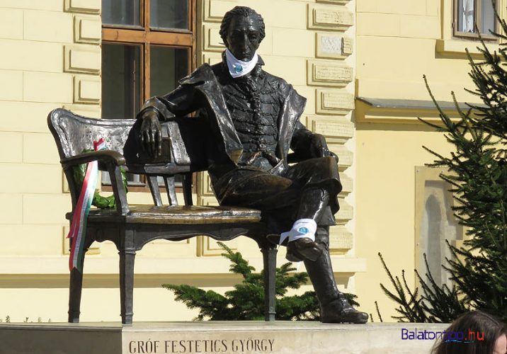 Keszthely - Festetics György szobra a főtéren, Farkas Ferenc alkotása - kis kitérő a bicikliútról