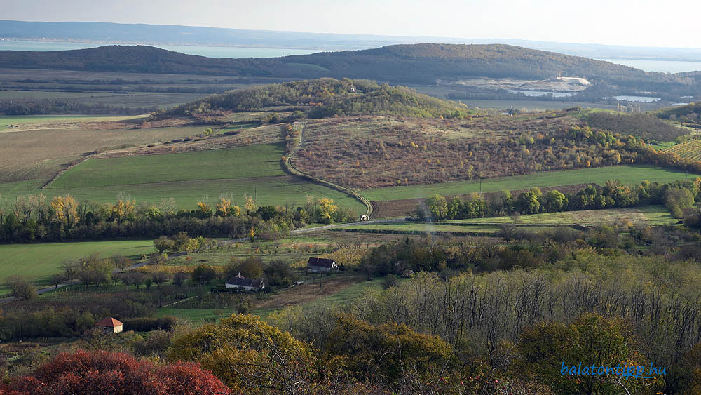 A Harasztos-hegy és a távolban a Balaton túlsó partja