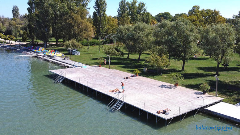 Balatonszárszó Központi strand napozóstég