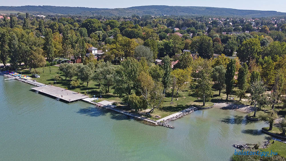 Balatonszárszó Központi strand gyereköböllel, napozóstéggel