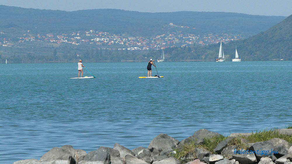 Evezős deszkával túrázók a Balatonon - SUP