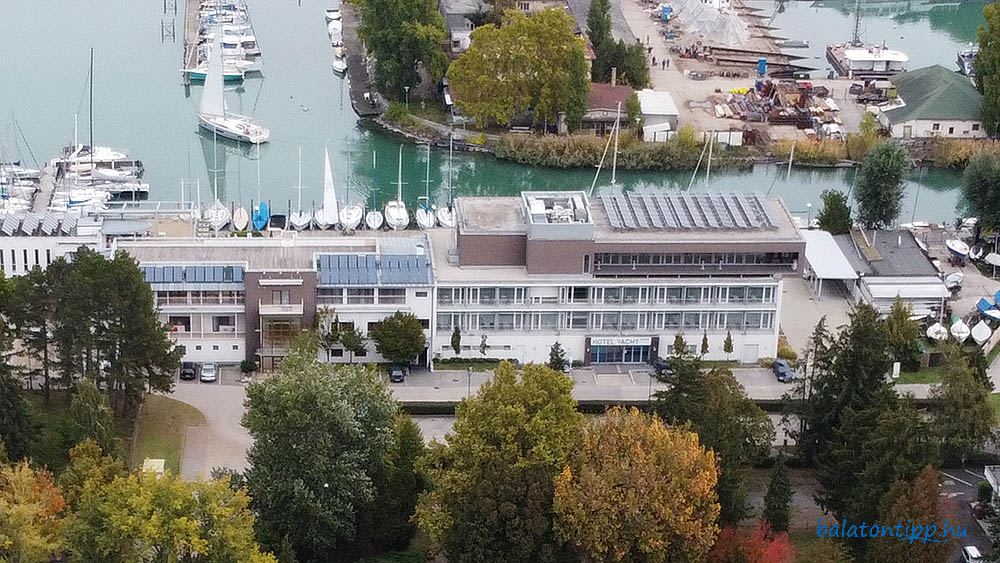 A siófoki Yacht Hotel a tetején az eladó konferenciateremmel 