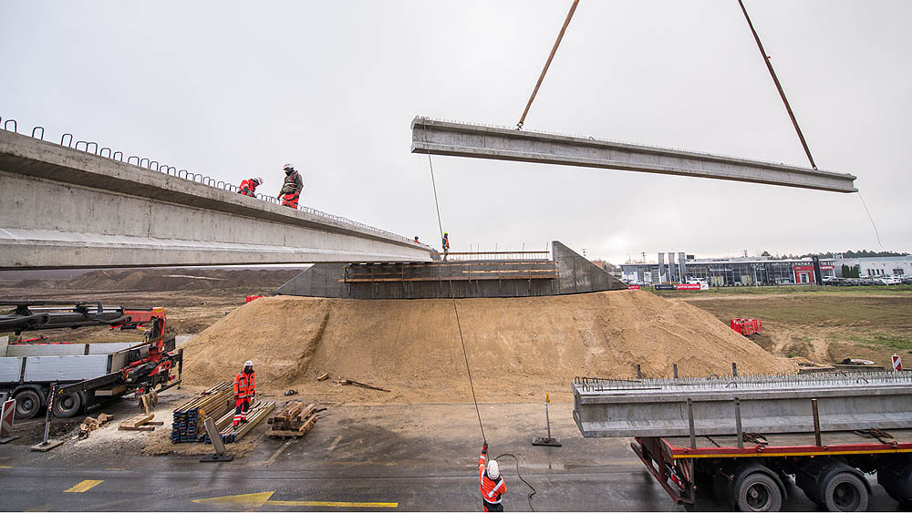 Hídgerendák beemelése a 8. számú főút Almádi csomópontjában Veszprém mellett - Fotó: NIF