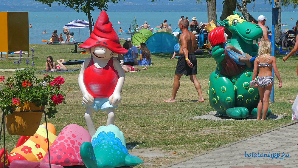 A Nagy Ho-ho-horgász és Süsü ember nagyságú szobra a Központi strandon