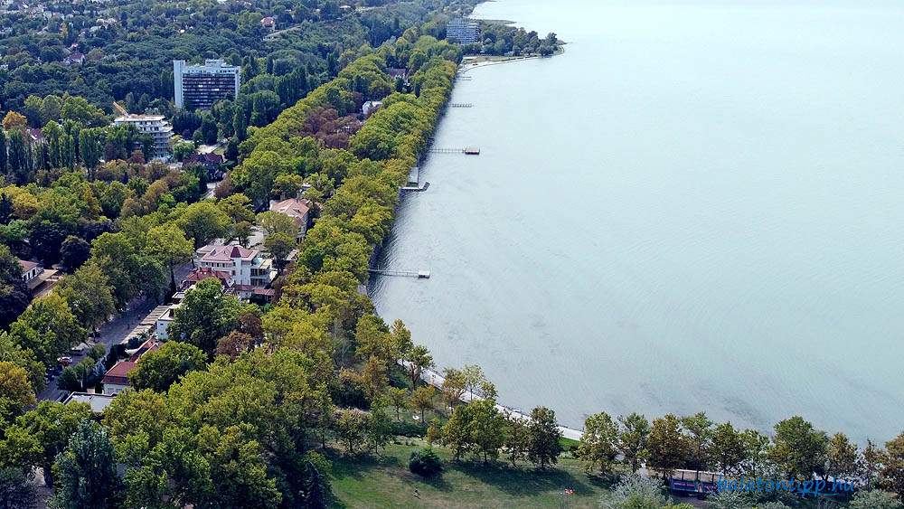 Balatonfoldvar nyugati része a Kvassay sétánnyal és a Nyugati stranddal