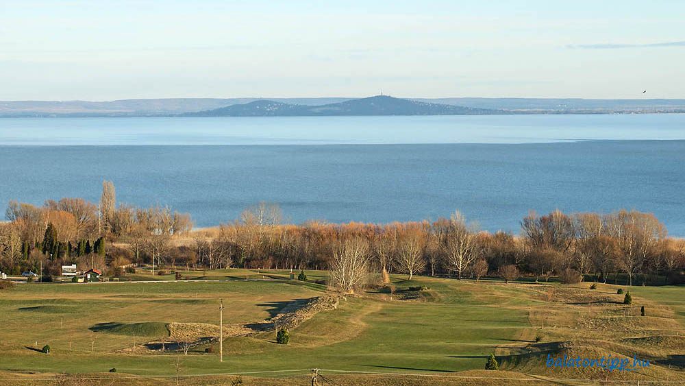 A györöki golfpálya Balatonnal és a fonyódi dombokkal a Szépkilátóból