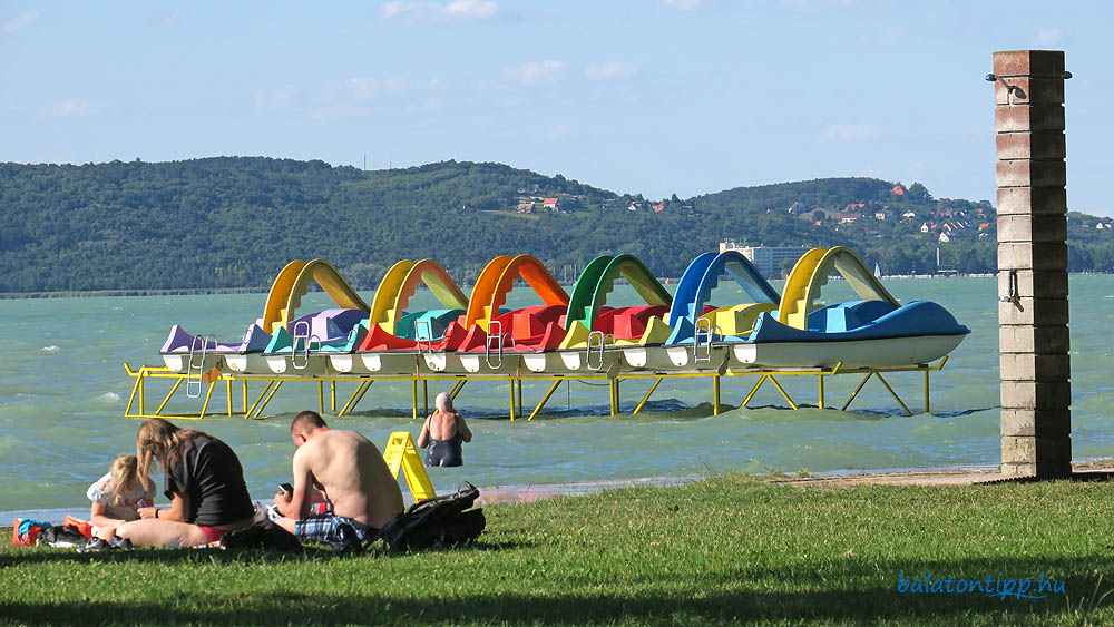 Vízibiciklik a balatonföldvári Nyugati strandon