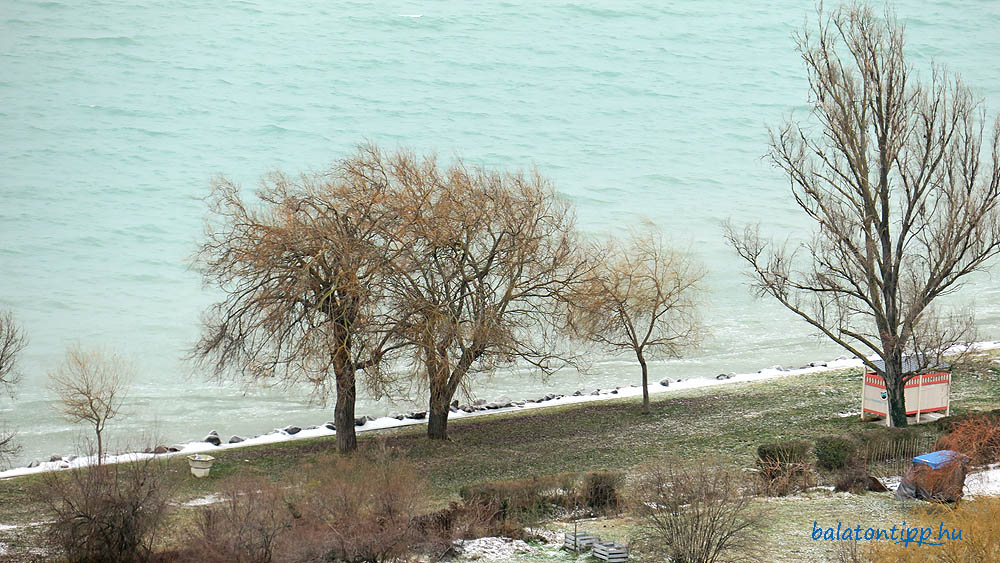 Kilátás az akarattyai Tengerlátópartról a Lidó strandra