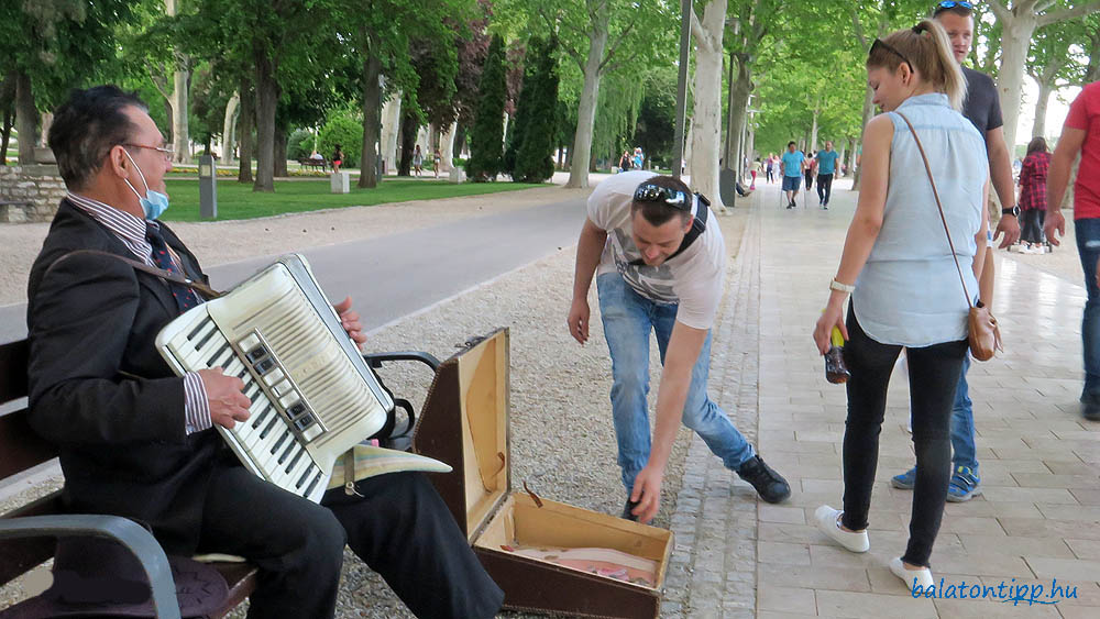 Balatonfüred Tagore sétány Kalányos Dezső harmonikás