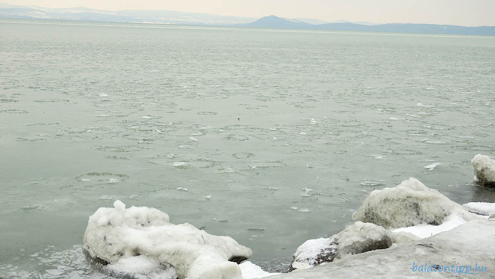 Balatonszárszó Tóparti park jéggel