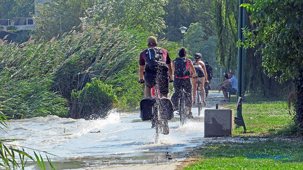 Vízibiciklisek a keszthely Mikus Gyula sétányon a Balaton egyik kilengése idején - Fotó: Győrffy Árpád