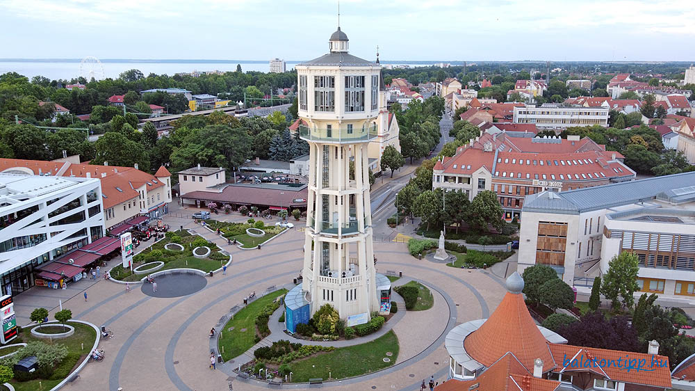 Siófok Fő tér a Víztoronnyal