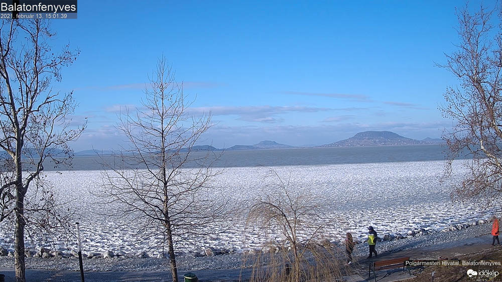 Jeges Balaton február 13-án délután Balatonfenyvesen az Eperjesi utca előtt - Fotó: Időkép