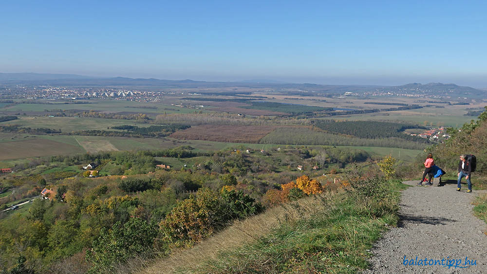 Kellemes pihenő és kilátóhely a hegyre vezető szerpentin elején