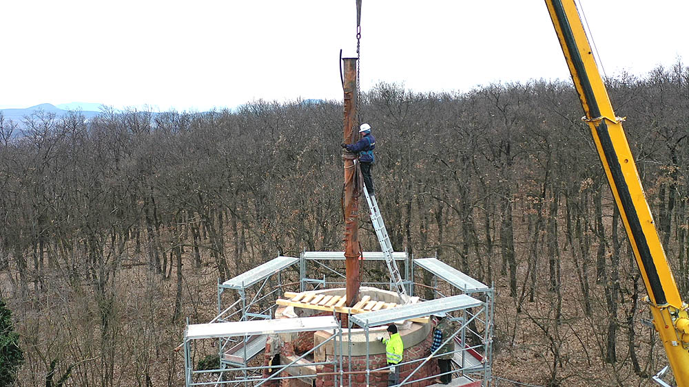 A Tetőpont Plusz Kft. dolgozója ráerősíti a daru kötelét a 7,44 méter hosszú, 1,7 tonnás acélcsőre