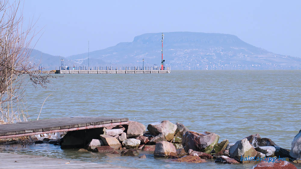 Kilátás a balatongyöröki horgászkikötőből a móló és Badacsony felé