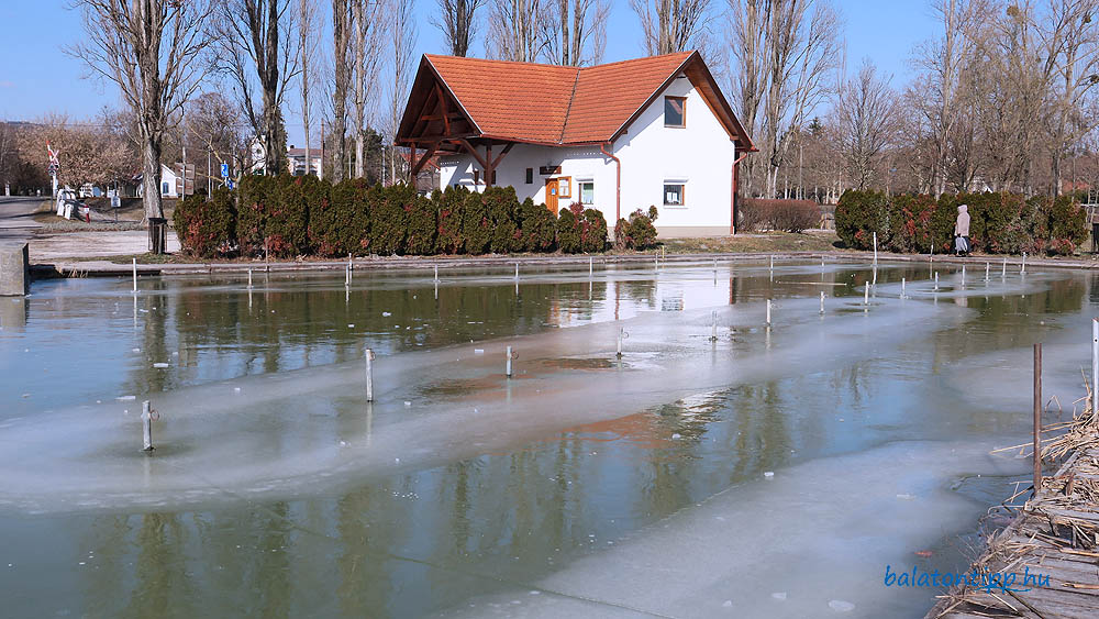 A balatongyöröki horgászkikötőben is voltak olvadt - vagy még be nem fagyott részek - Fotó: Győrffy Árpád