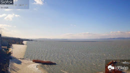 Hullámzó Balaton 2021. február 12-én Siófoknál - Forrás: Időkép