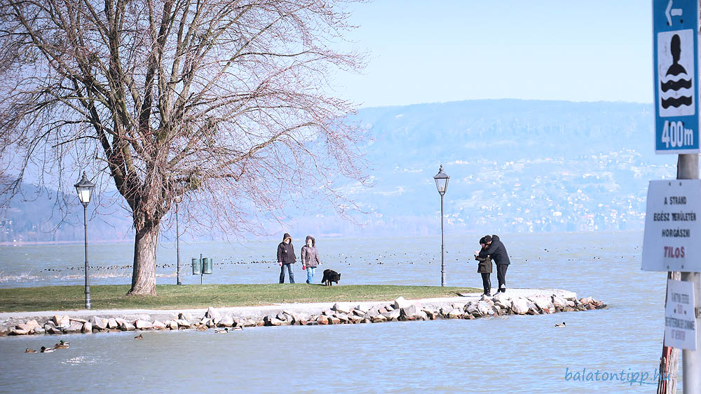 Sétálók a györöki strandon