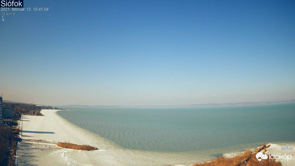 Balatoni jegesedés február 13-án délelőtt Siófokon a Szent István sétány és a Nagystrand előtt - Fotó: Időkép