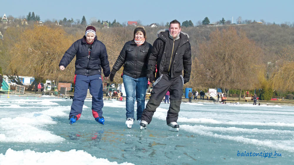 Korcsolyázók a balatonfűzfői Fövenystrandon 2011. március 5-én