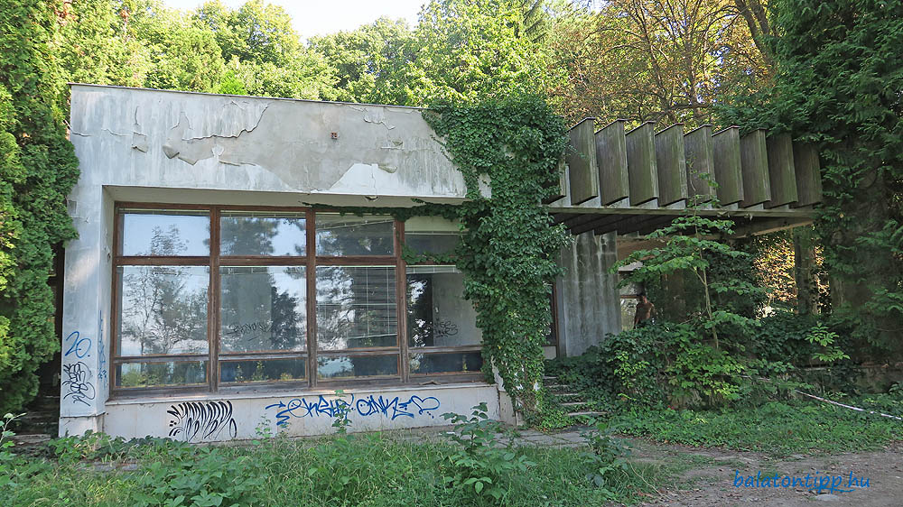 A Kádár-villa nyugatról, a Balaton irányából