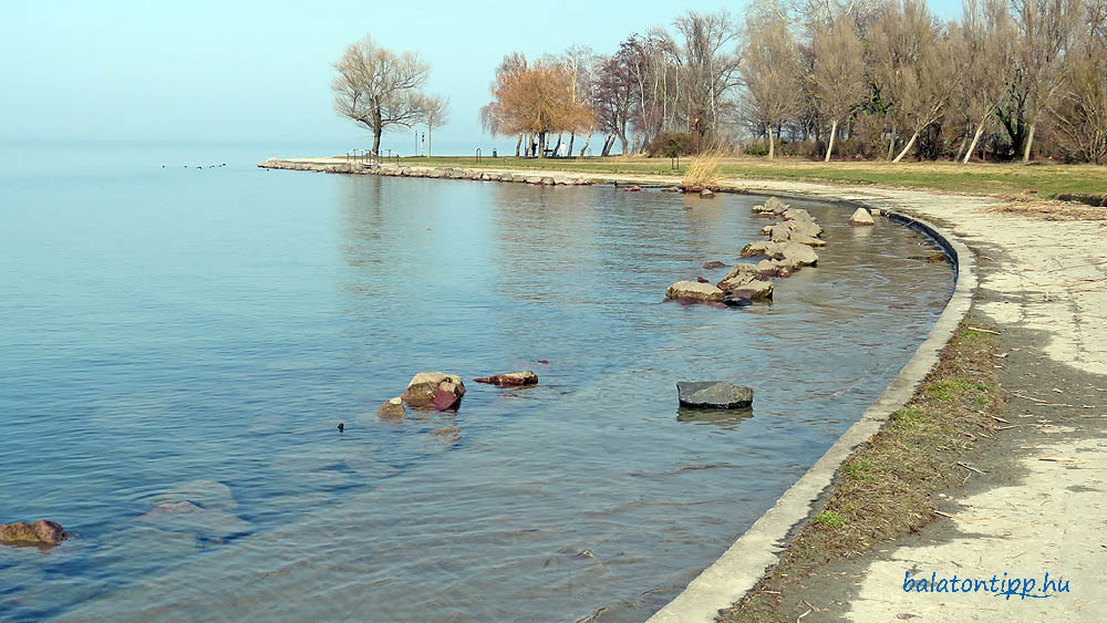 A Balaton 120 centiméteres szintnél Siófok széplaki részén a Zichy utcánál