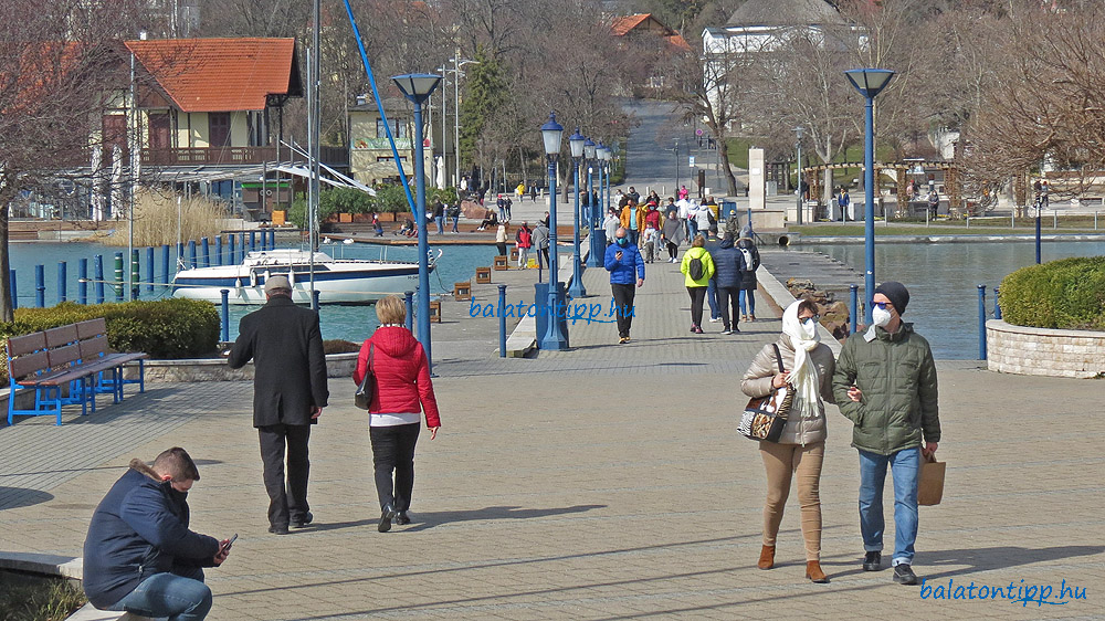 Sétálók a balatonfüredi mólón 2021. március 13-án, szombaton