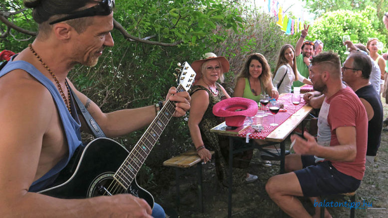 Borozás gitárzene mellett Némo Németh Gáborral a Simándy pincénél