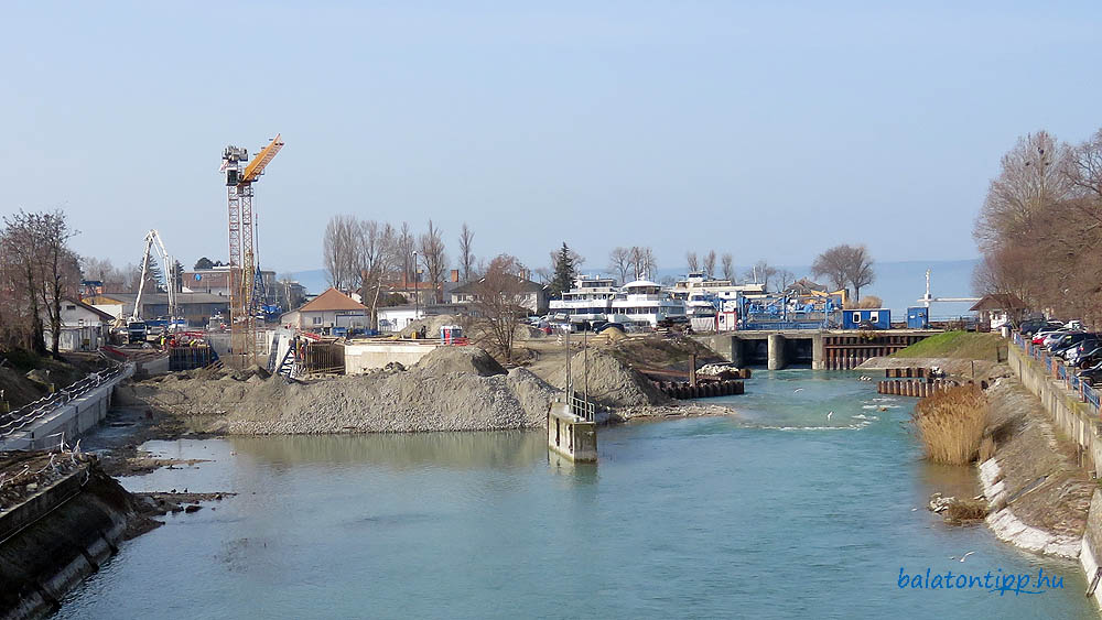 Siófok, a hajózási- és a vízeresztő zsilip délról