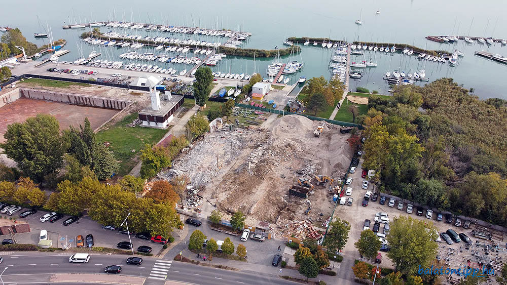 A Balatonfüredi Vitorlás Központ kikötője (balról) és az egykori UNi Hotel kikötője