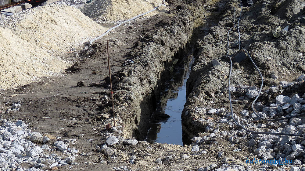 Talajvíz az Istria sétány felújításához ásott árokban 120 centiméteres vízállásnál Siófokon