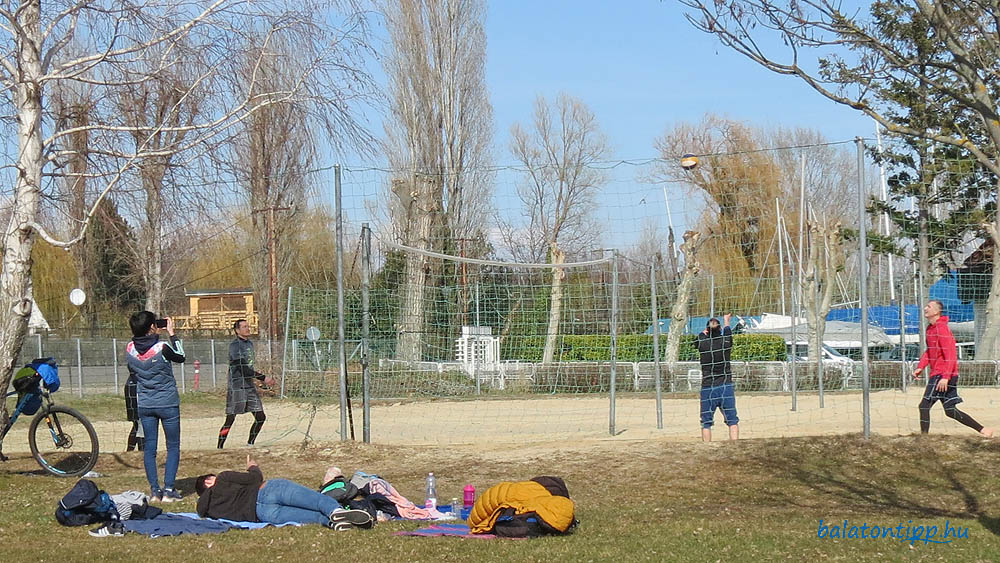 Almádival, Siófokkal ellentétben Balatonfüreden továbbra is nyitva vannak a strandok a sétálók előtt. Röplabdázók a Kisfaludy strandon