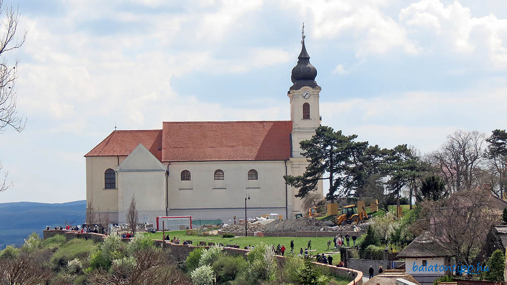 A Pisky sétány, az apátsági-templom és a felújítás alatt lévő Csokonai liget - Fotó: Győrffy Árpád