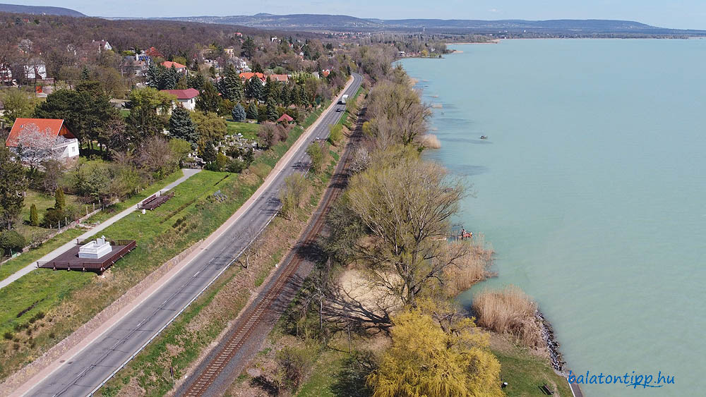 Az új bicikliút és sétány a vasút és a Balaton közötti sávban, a fák között, illetve azok helyén lenne megépítve