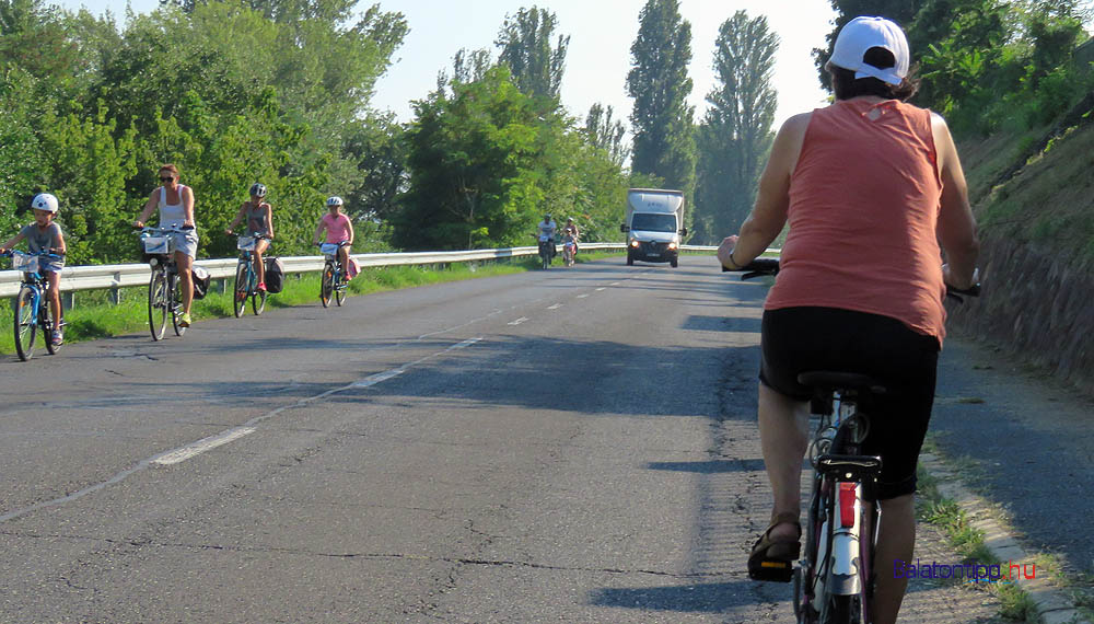 Biciklisek a 71-es főút balatonszepezdi szakaszán