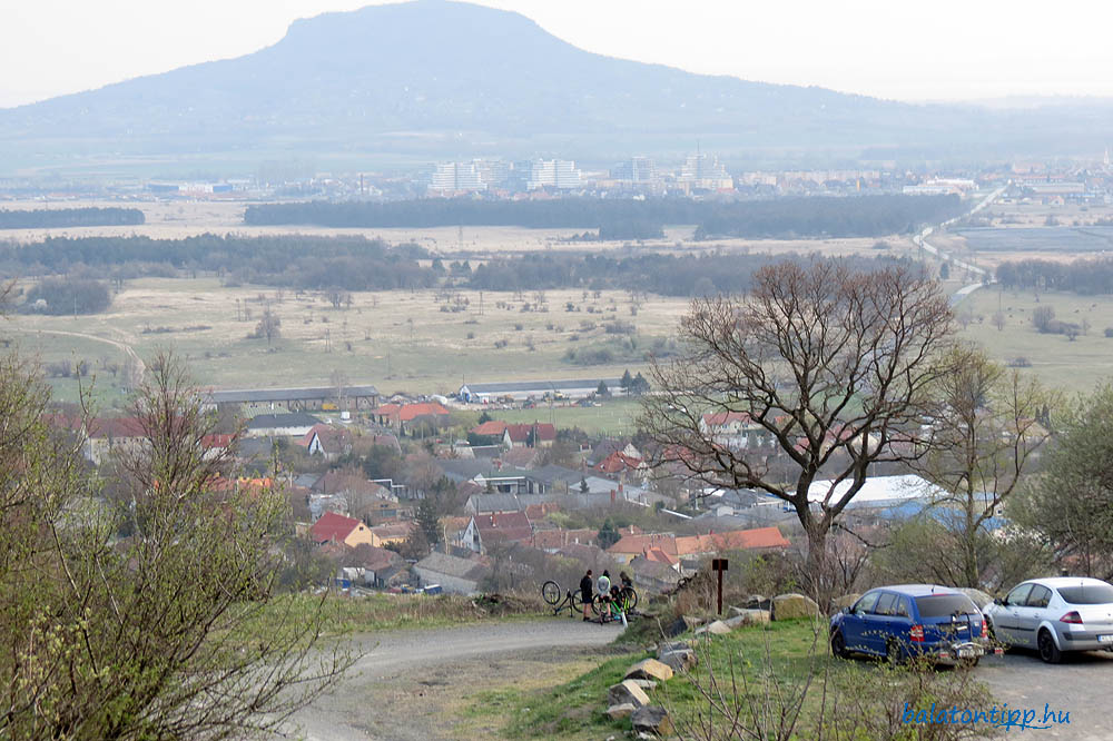 Haláp-hegy - Alkonyi kép szoborparktól a parkoló részletével, biciklit szerelő gyerekekkel, Zalahaláppal, Tapolcával és a Szent György-heggyel 