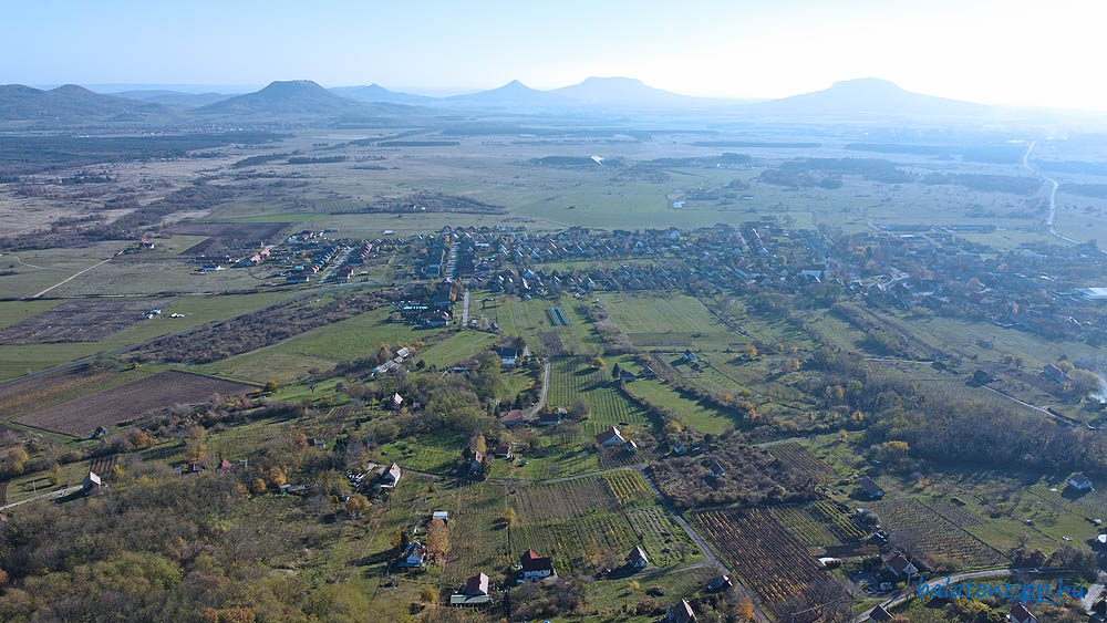 Haláp-hegy - Kilátás déli irányba a tanúhegyekre