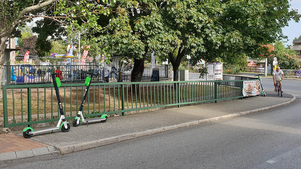 Lime rollerek az Endrődi utca sarkán Alsóörson 