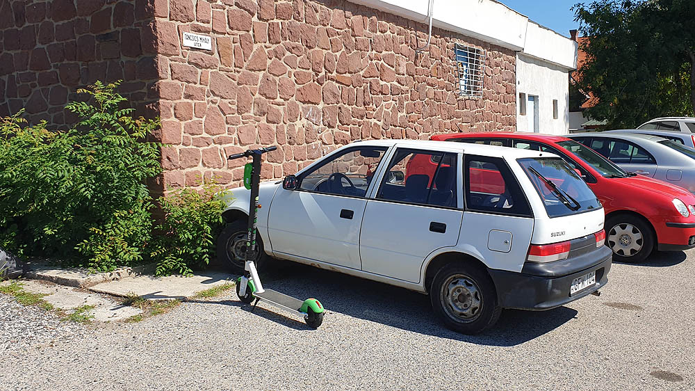 Parkolóhelyet foglaló Lime roller a Táncsics utcában Alsóörsön